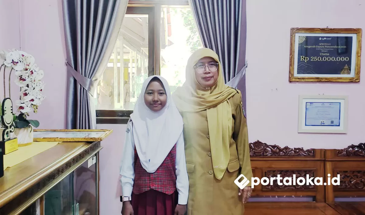 Plt Kepala SDN 1 Cijeungjing, Ika Rochmatika dan Rihana Asyabia Fitri juara 1 lomba kaligrafi PAI tingkat Provinsi Jawa Barat (Portaloka.id/Arman)
