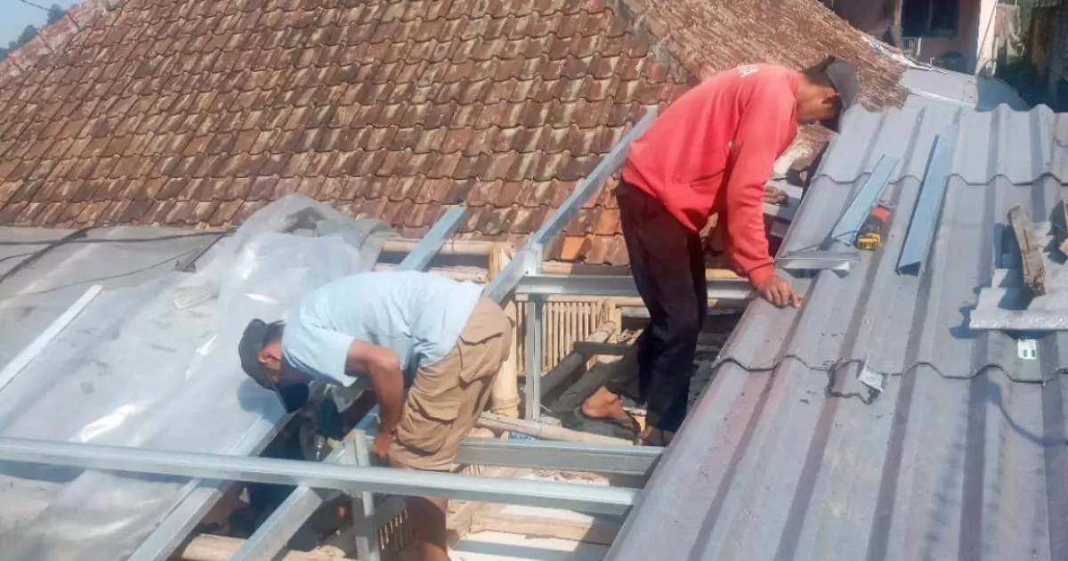 Penggantian asbes dan seng serta pasang plafon rumah editor Primetime News dalam program &ldquo;Ganti Atap Rumah Wartawan&rdquo; Promedia Group. (Dok. Promedia)