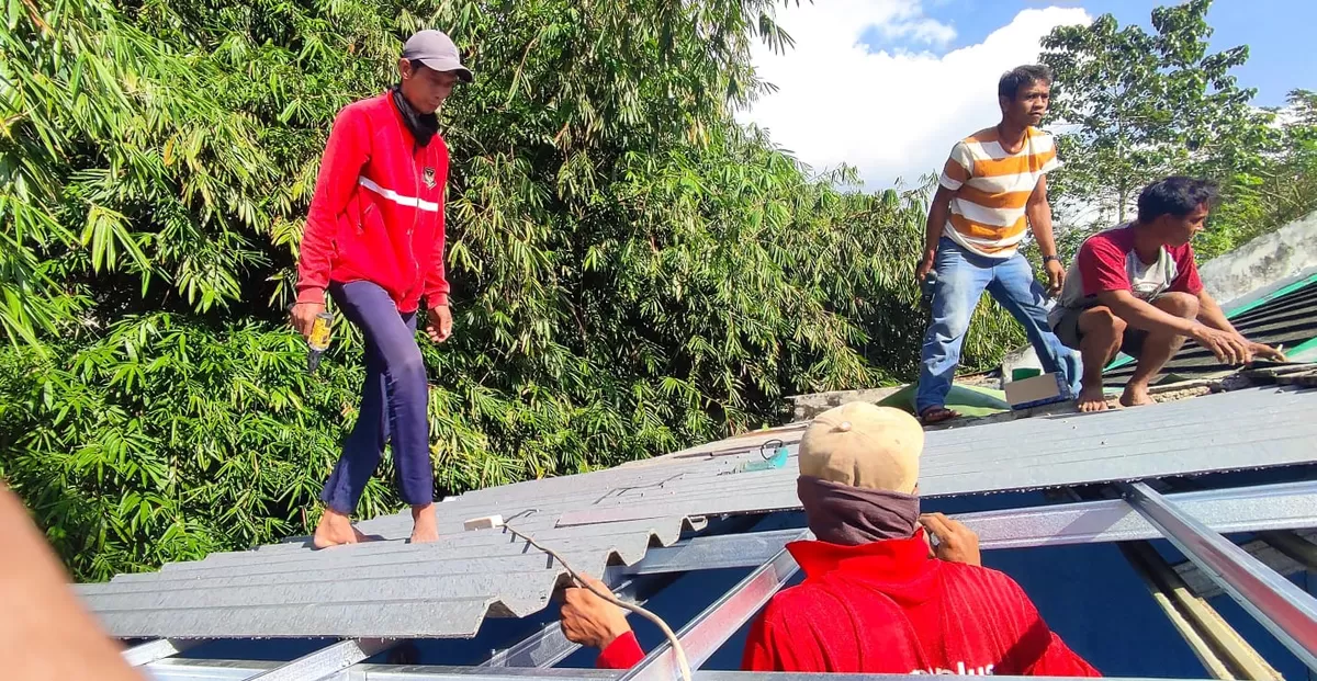 Proses penggantian atap rumah jurnalis Portaloka.id di Ciamis (Portaloka.id/Arman)
