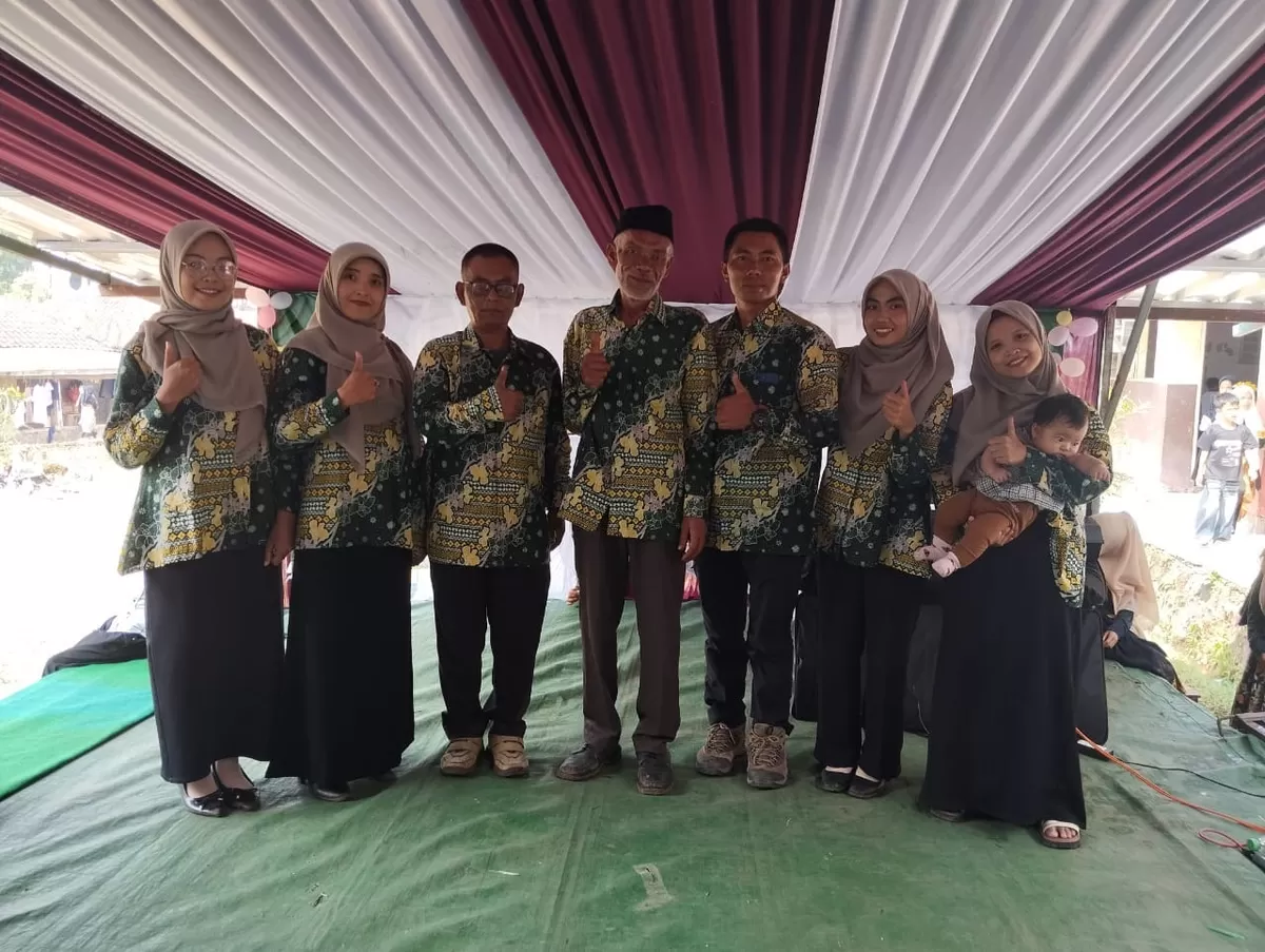 Kepala MIS Cirajasa beserta guru berfoto bersama usai kegiatan (Dok. Istimewa)