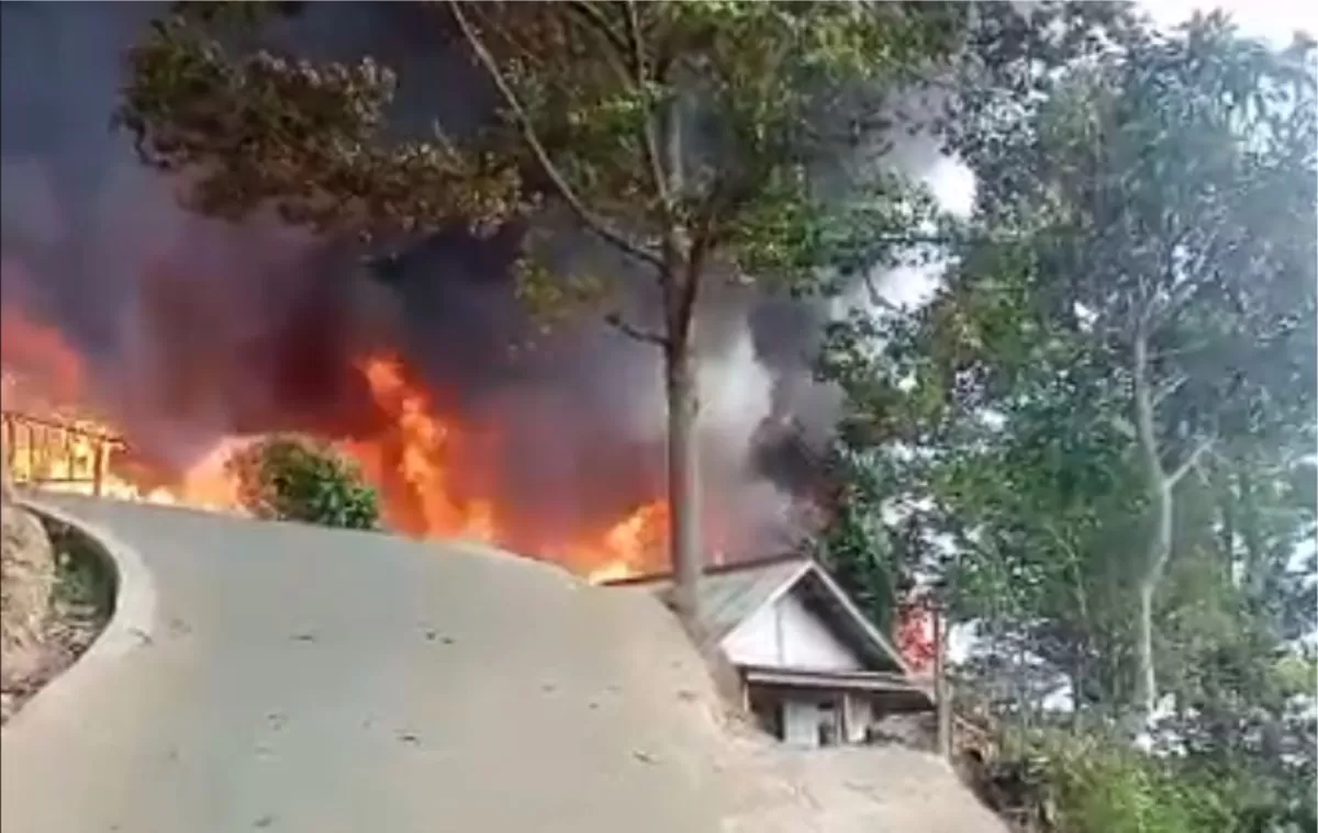 Kebakaran di Kampung Adat Cipta Mulya Sukabumi hanguskan puluhan rumah (Dok. Istimewa)