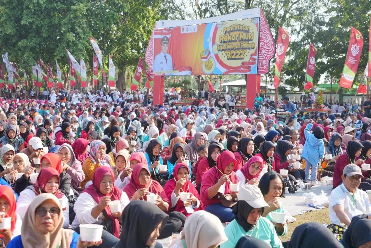 Ribuan warga berpartisipasi dalam pemecahan rekor sajian 9.222 Sop Ayam Klaten di Alun-Alun Klaten, Jawa Tengah (Dok. Pemkab Klaten)