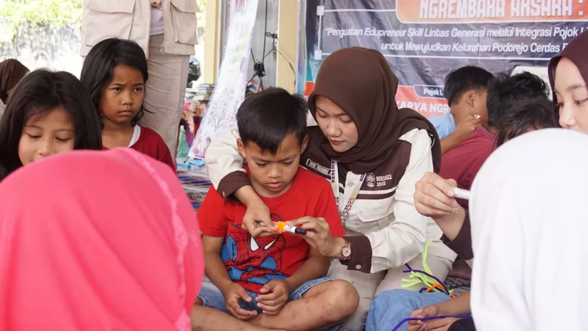PPK Ormawa SGL PGSD UNNES latih keterampilan anak lewat pembuatan gantungan kunci dari barang bekas (Dok. Istimewa)