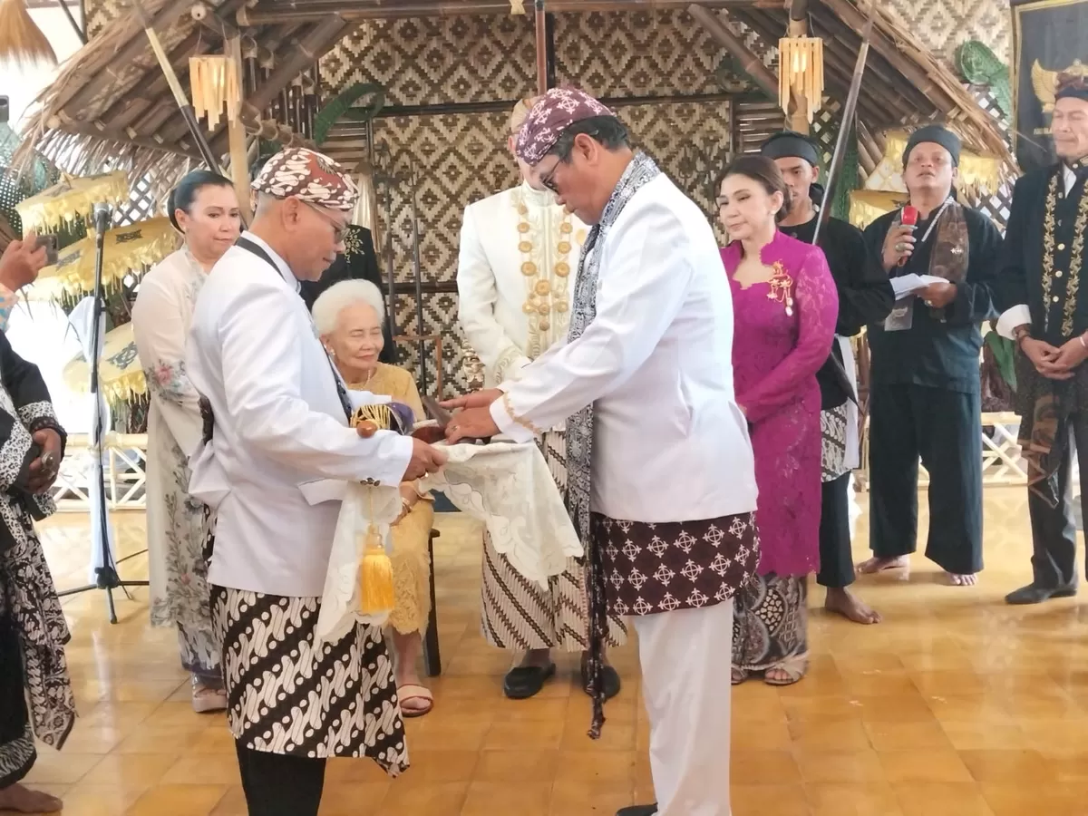 Pembubuhan tanda tangan sebagai bentuk dukungan kepada Wawakil Raja Galub yang baru dilantik (Portaloka.id/Bang Sufi)