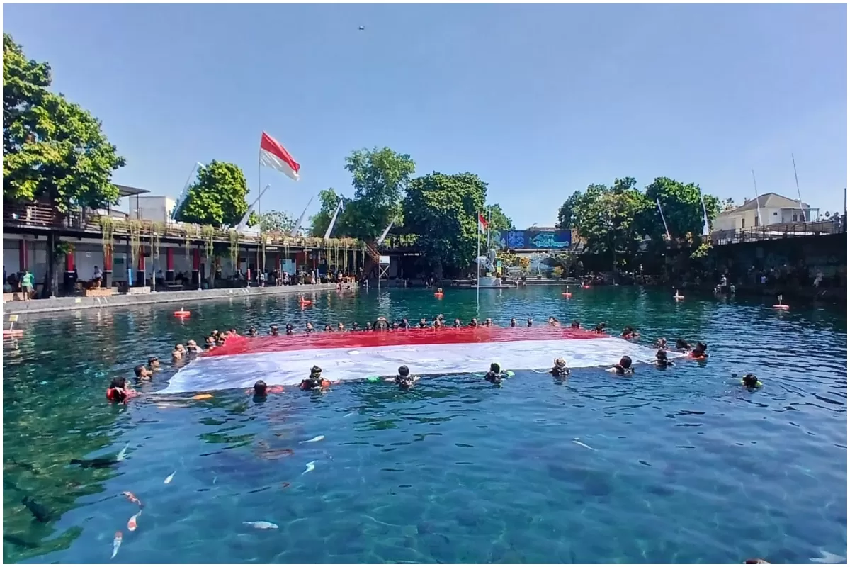 Pengelola Umbul Ponggok di Desa Pongok, Kecamatan Polanharjo, Kabupaten Klaten, Jawa Tengah menggelar upacara bendera pra 17 Agutsus. (Portaloka.id/WulanKP)