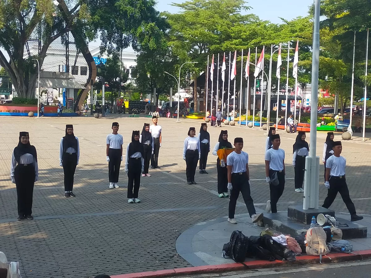 Paskibraka Kecamatan Ujung Berung menggelar latihan upacara jelang HUT ke-81 RI (Portaloka.id/Cecep Arisandi)