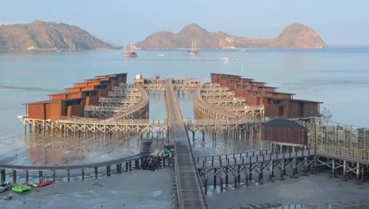 Air laut di pantai Labuan Bajo surut usai gempa NTT (Threads/maulidyamrn)