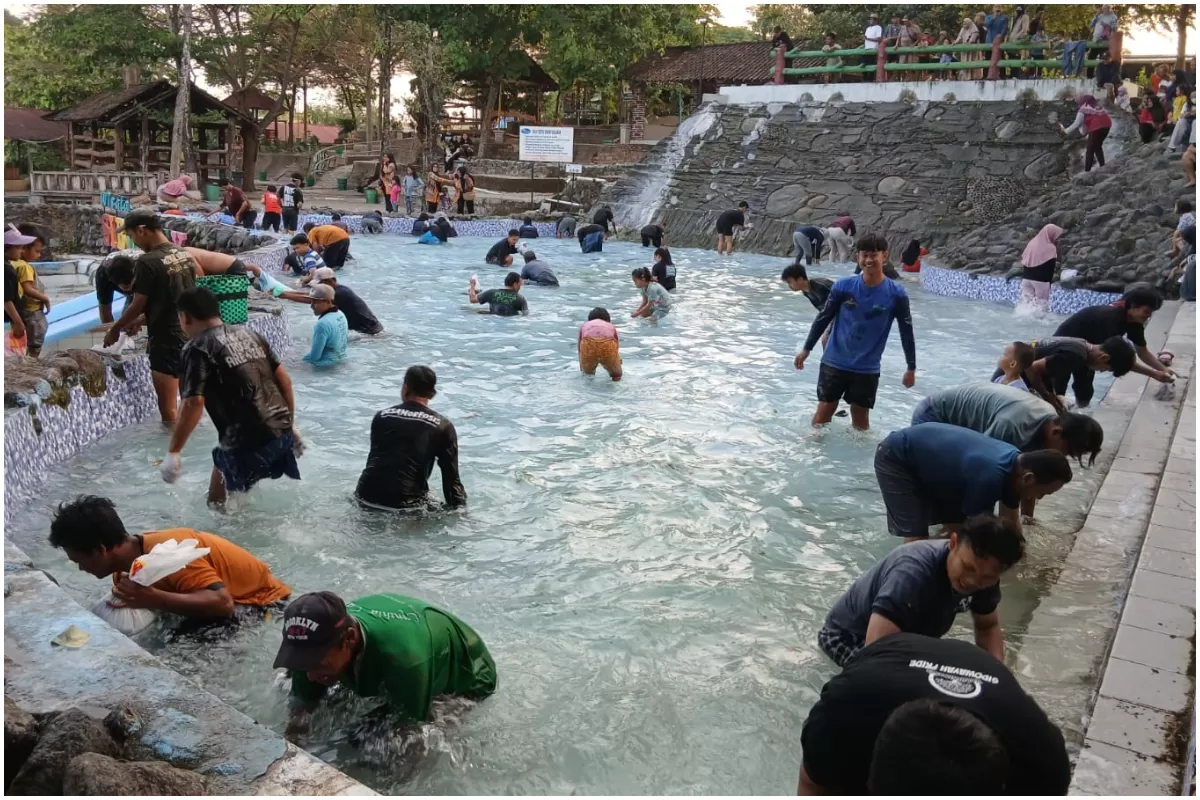 Keseruan Lomba Tangkap Ikan Lele di Umbul Siblarak Klaten untuk Semarakan Peringatan Kemerdekaan Indonesia (Portaloka.id/Wulan KP)