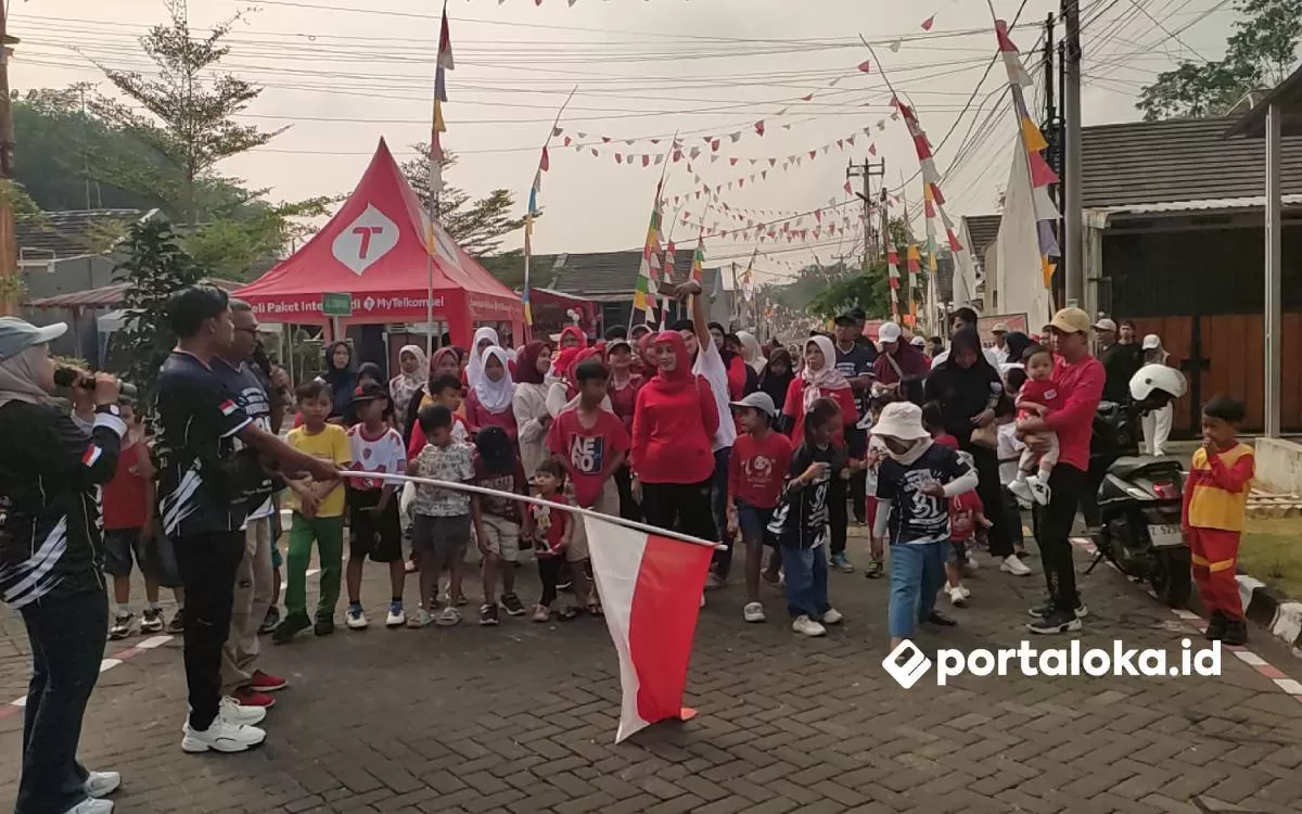 Warga RW 09 Perum Kota Galuh Ciamis mengikuti kegiatan jalan sehat dalam rangka HUT ke-81 RI (Portaloka.id/Arman)