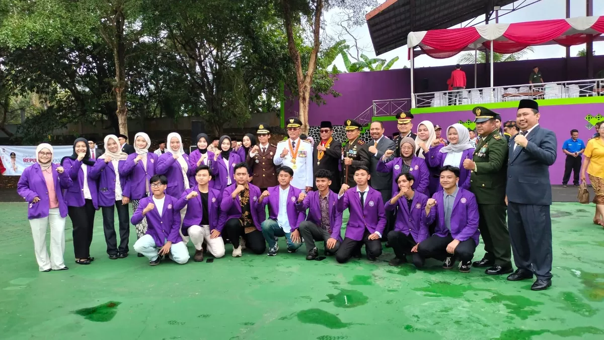 Bupati Ciamis Herdiat Sunarya berfoto bersama usai upacara HUT RI ke-81 di Lapangan Lokasana, Ciamis (Portaloka.id/Bang Sufi)