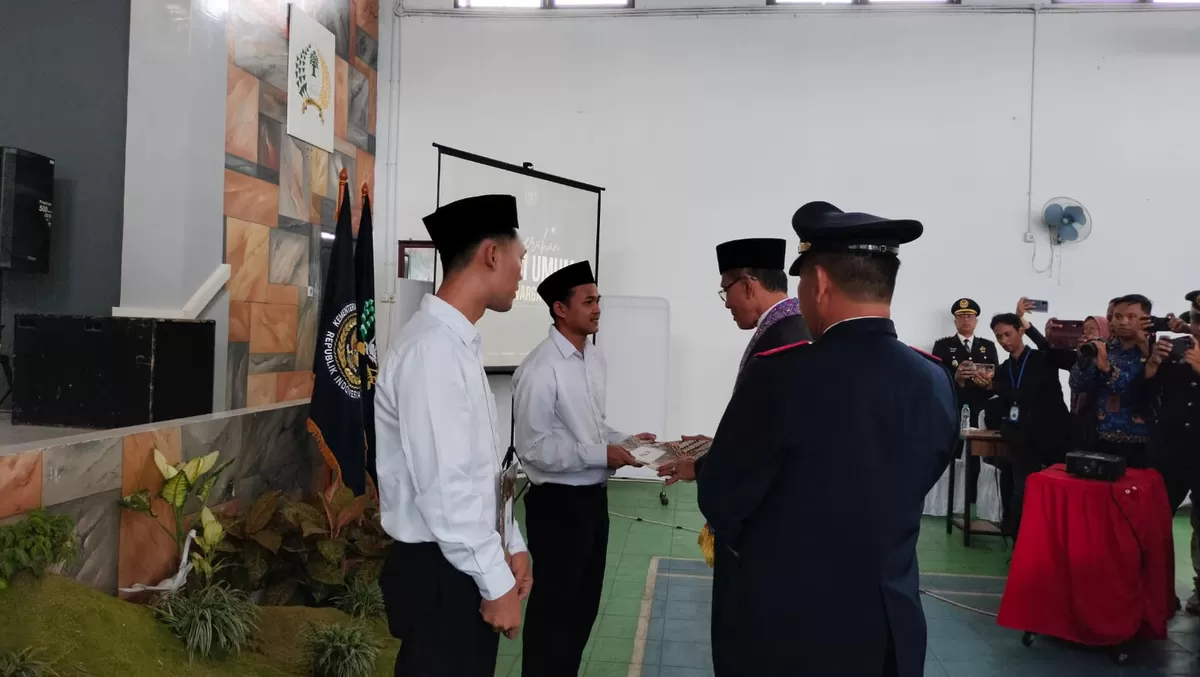 Bupati Ciamis menyerahkan keputusan remisi bagi warga binaan Lapas Kelas IIB Ciamis (Portaloka.id/Bang Sufi)