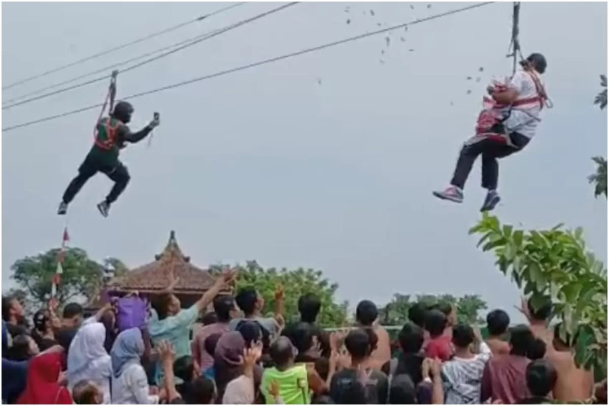 Pengelola Umbul Pelem, Desa Wunut, Kecamatan Tulung, Kabupaten Klaten, Jawa Tengah menyebar uang Rp 5 juta ke pengunjung dari atas wahana flying fox. (Portaloka.id/Wulan KP)