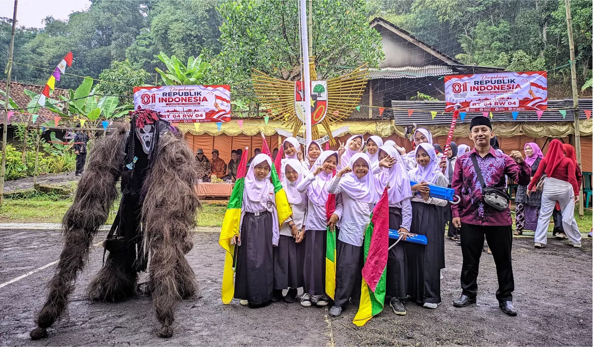 Warga Dusun Depok, Sukajadi, Ciamis antusias mengikuti upacara HUT RI ke-81 (Dok. Istimewa)