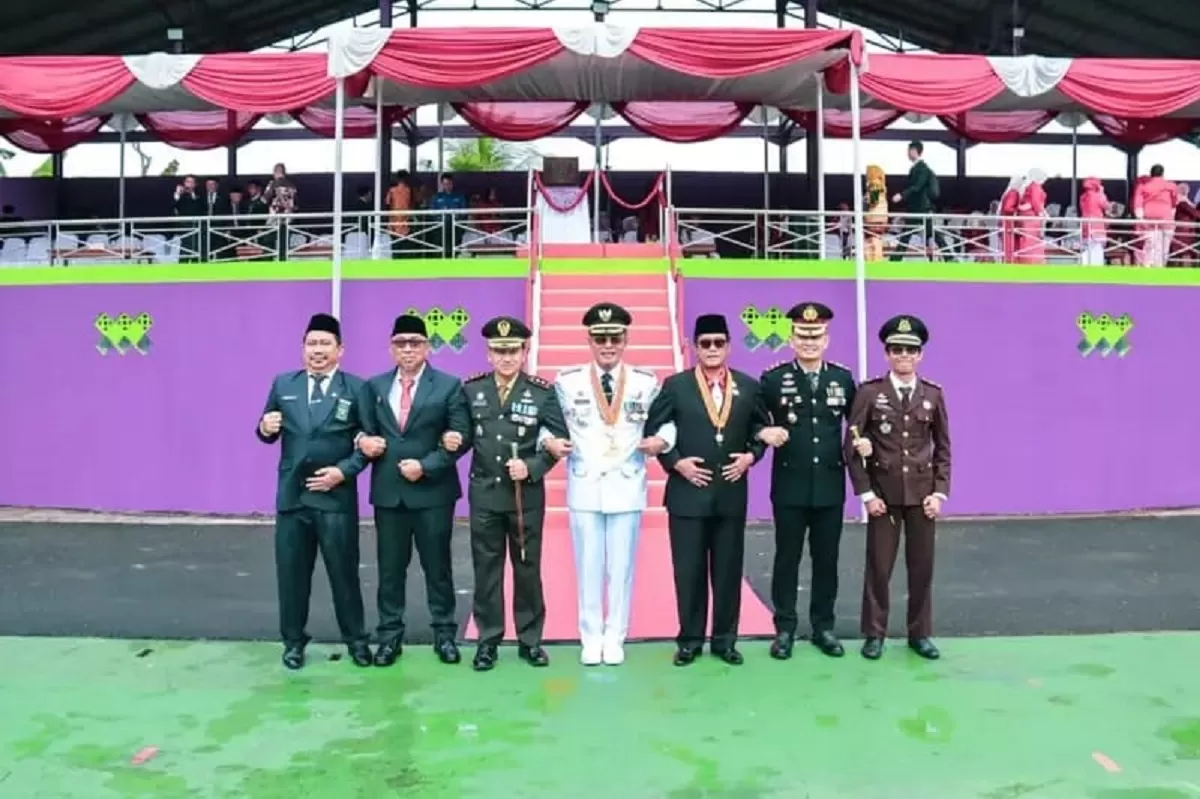 Bupati Ciamis berfoto usai upacara peringatan HUT ke-81 RI di Taman Lokasana, Ciamis (Ist)