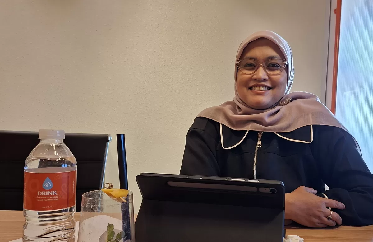Kepala OJK Tegal Kurnia Tri Puspita saat memberikan pemaparan pada diskusi stategis bersama insan media, Rabu 19 Agustus 2026.  (Lilisnawati / Portaloka.id)