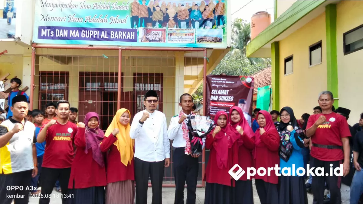 Penyambutan Wildan oleh guru dan siswa MA GUPPI Al Barkah usai jalankan tugas sebagai Paskibraka Kabupaten Ciamis 2026 (Portaloka.id/Arman)