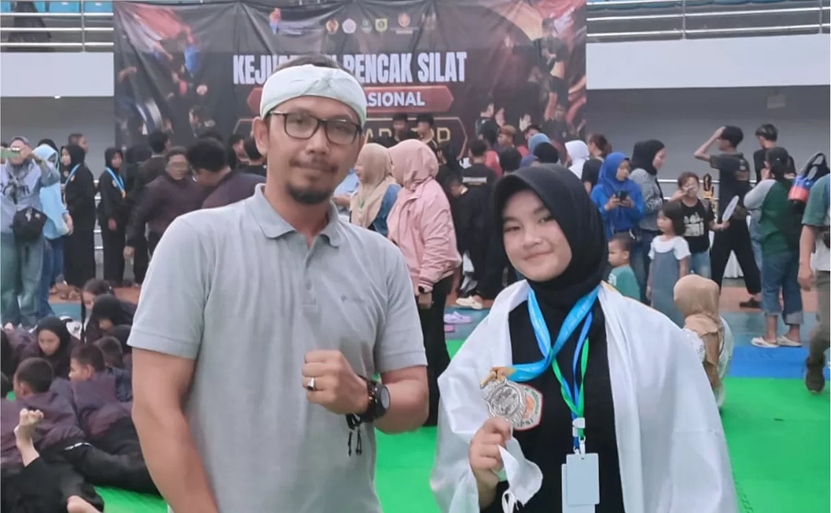 Kepala MA Plus Azzahra Dhiagus Merti Pagede bersama Ananda Jihan Nur Azizah, juara 2 Kejuaraan Pencak Silat Satria Warrior Championship 2026 (Dok. istimewa)