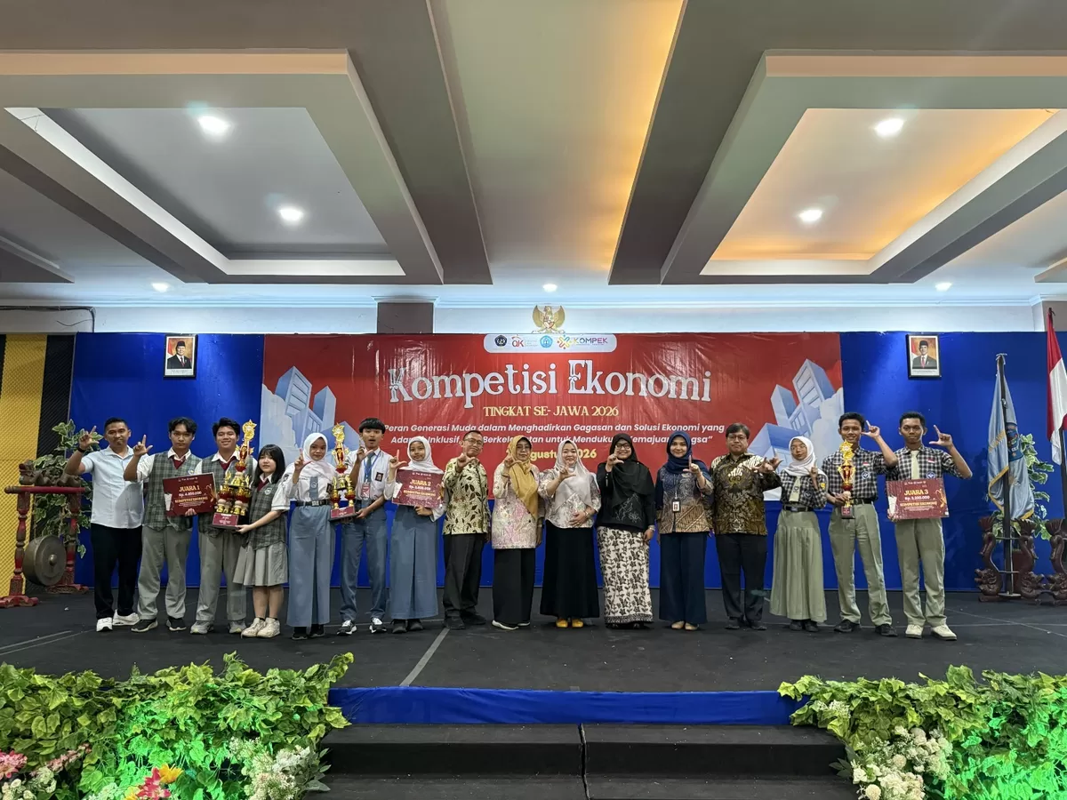 Foto bersama para pemenang KOMPEK 2026 yang digelar OJK Tegal (OJK Tegal)