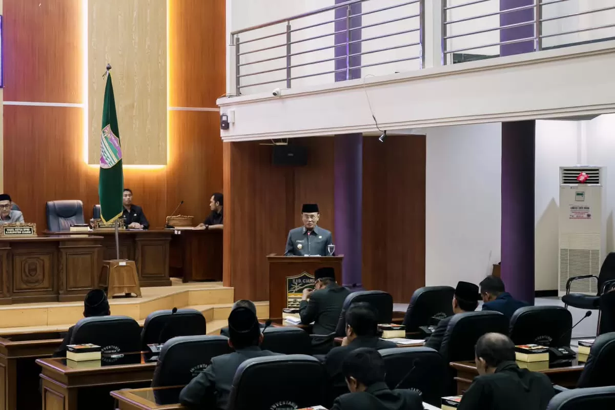 Bupati Ciamis Herdiat Sunarya menyampaikan sambutan dalam rapat paripurna DPRD Ciamis yang membahas perubahan PPAS 2026 (Dok. Pemkab Ciamis)