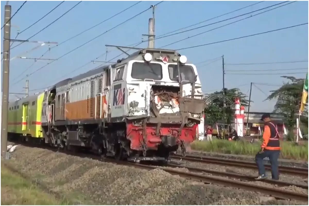 Petugas PT KAI Daop 6 Yogyakarta mengevakuasi lokomotif Kereta Malabar relasi Bandung - Malang yang rusak setelah mengalami kecelakaan di Desa Sumyang, Kecamatan Jogonalan, Kabupaten Klaten. (Portaloka.id/WKP)