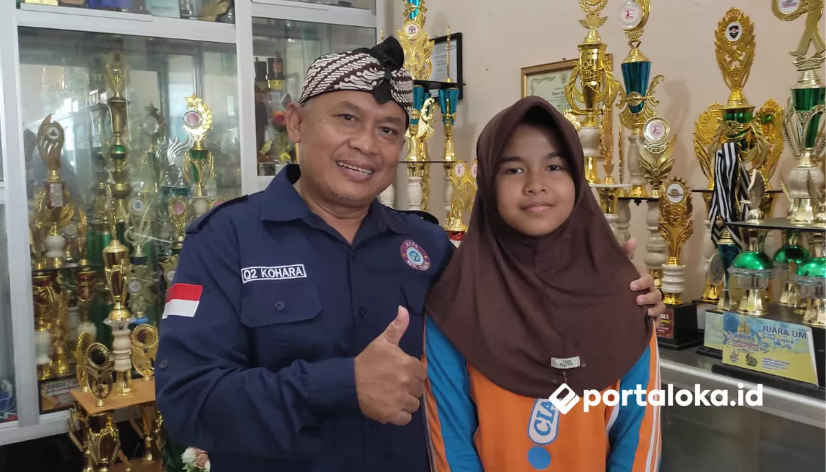 Kepala SDN 7 Ciamis, Kiki Kohara bersama Danesha Shanum Rainafaris, juara lomba menulis cerita tingkat provinsi (Portaloka.id/Arman)