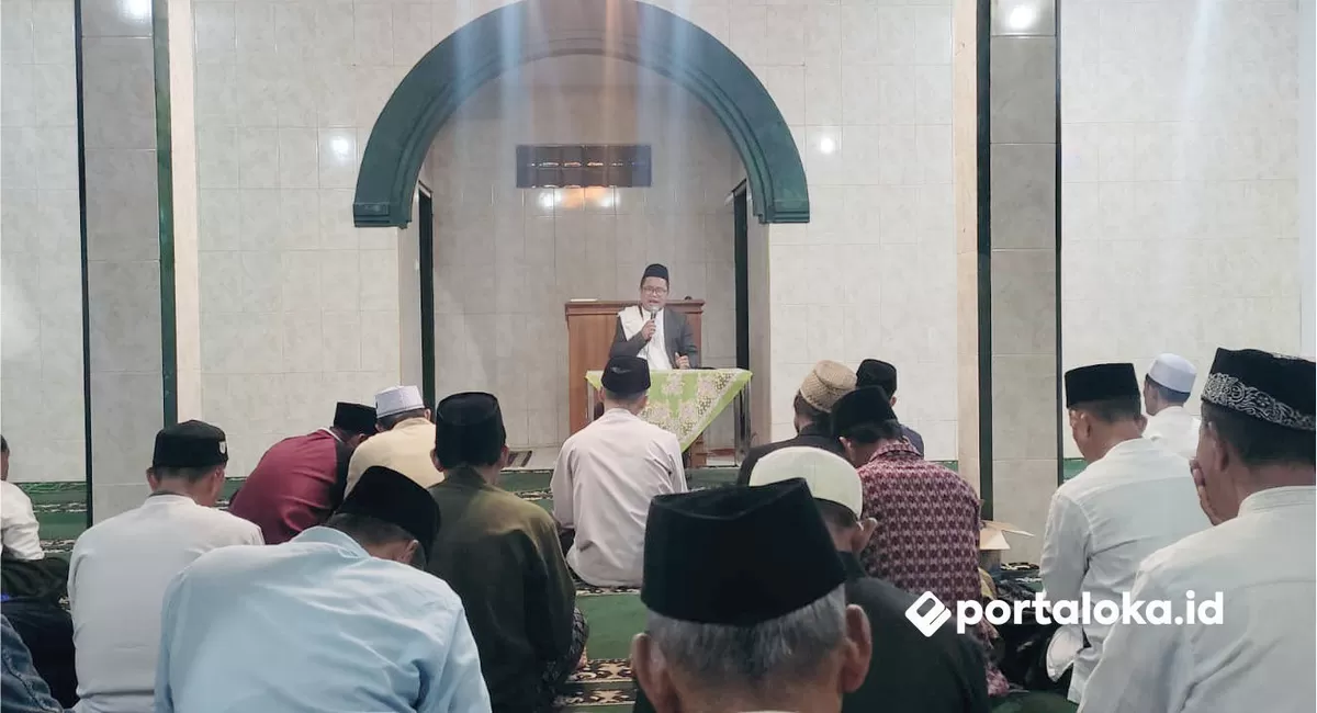 Pimpinan Ponpes Darul Muta'alimin Ustad Aos menyampaikan sambutan pada kegiatan Maulid Nabi (Portaloka.id/Arman)