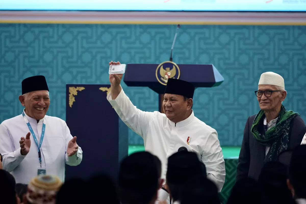 Presiden Prabowo menerima Kartu Anggota NU pada Muktamar ke-35 Nahdlatul Ulama di Jombang, Jawa Timur (Dok. Bakom RI)