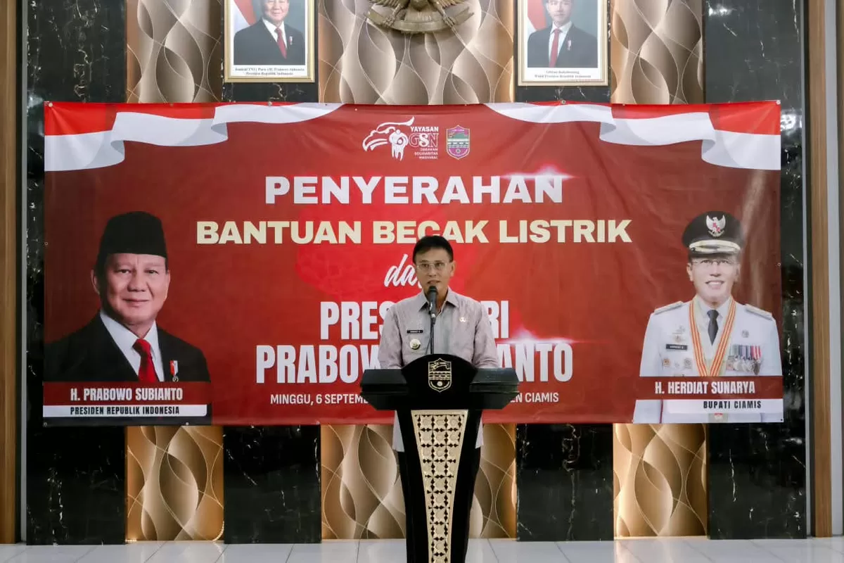 Bupati Ciamis serahkan bantuan becak listrik dari Presiden Prabowo (Ist)