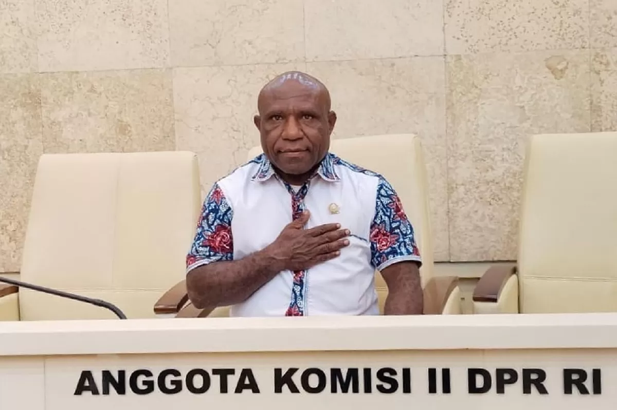 Anggota Komisi II DPR RI Mesakh Mirin menyodorkan alternatif anggaran pengangkatan guru PPPK jadi PNS dengan memangkas anggaran MBG (Dok. DPR RI)