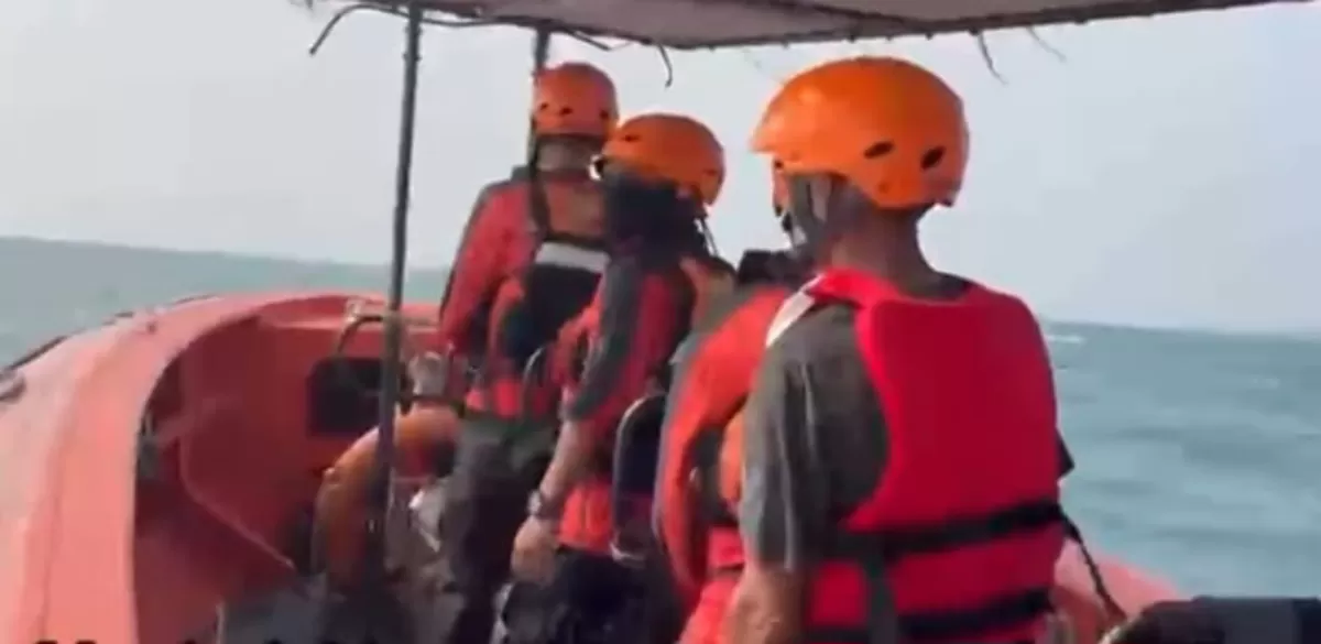 Tim SAR melakukan pencarian 5 jurnalis yang hilang di perairan Gunung Anak Krakatau saat meliput erupsi (Instagram @kantorsar_banten)