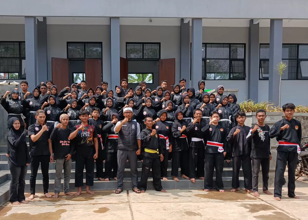 Peserta dan Pelatih Peserta bersama pelatih menunjukkan semangat kebersamaan dalam kegiatan Pekan Pelatihan Silat Wira Jaya Santana. (Dok. Istimewa)