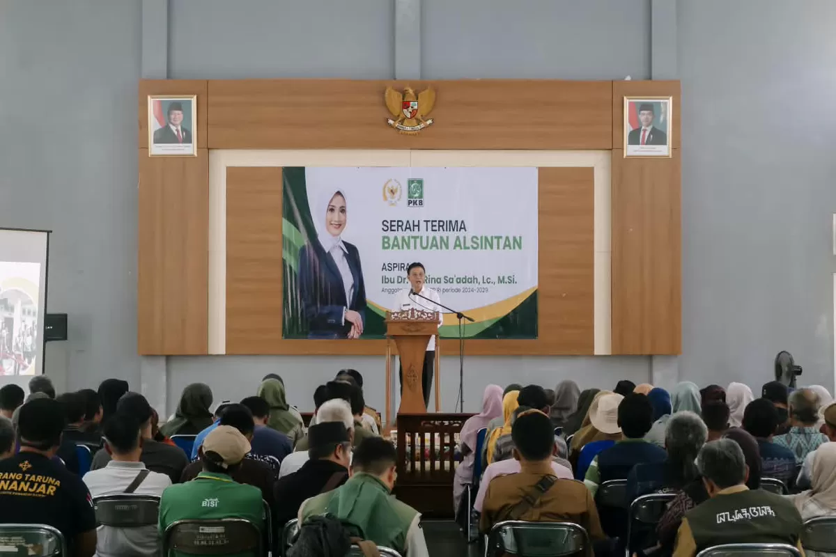 Bupati Ciamis Herdiat Sunarya menyampaikan pidato saat serahterima Alsintan dari Anggota DPR RI Rina Sa'adah (Ist)
