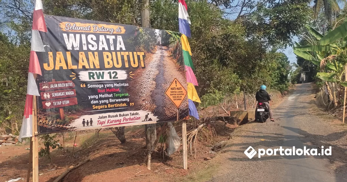 Warga Jelat, Baregbeg, Ciamis pasang spanduk berisi protes terkait jalan rusak (Portaloka.id/Arman)