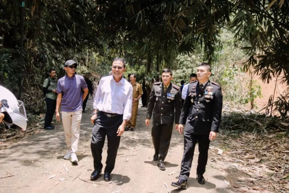 Bupati Ciamis meninjau lokasi longsor di ruas jalan Gardu-Ciilat (Ist)