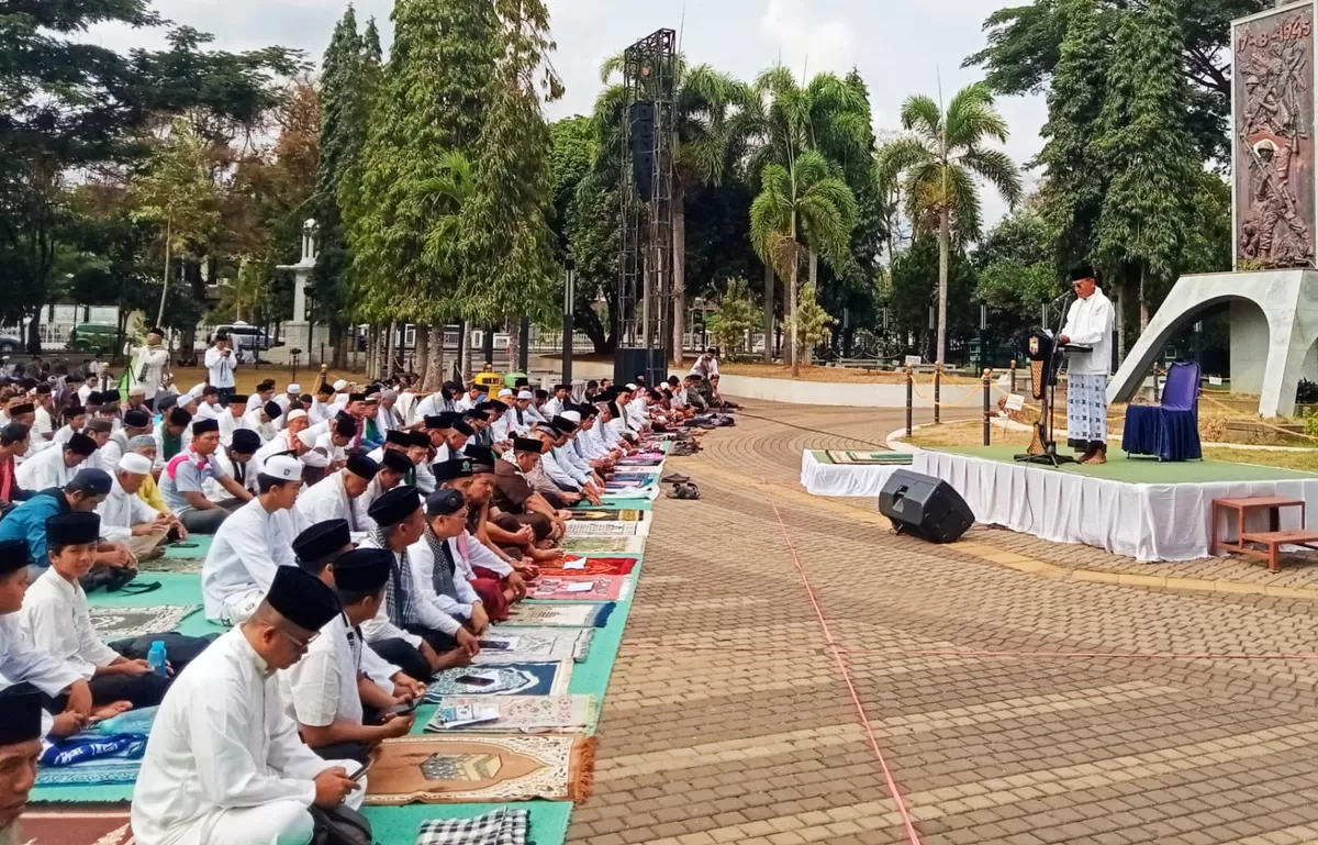 Bupati Ciamis bersama warga melaksanakan sholat istisqo di Alun Alun Ciamis, Kamis, 8 Oktober 2026 (Ist)