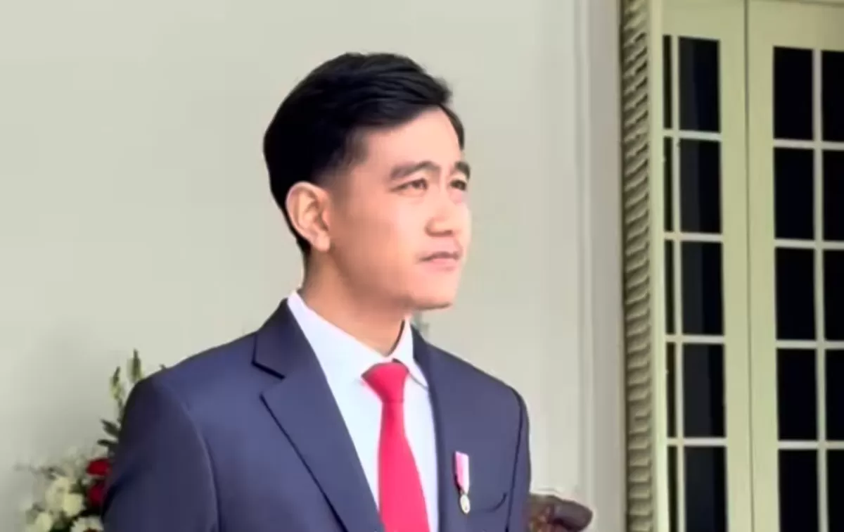 Ketua DPP PDIP Komarudin Watubun mendorong DPR menindaklanjuti putusan MK terkait polemik syarat pendidikan Gibran (Ig/@m.bahrunajach)