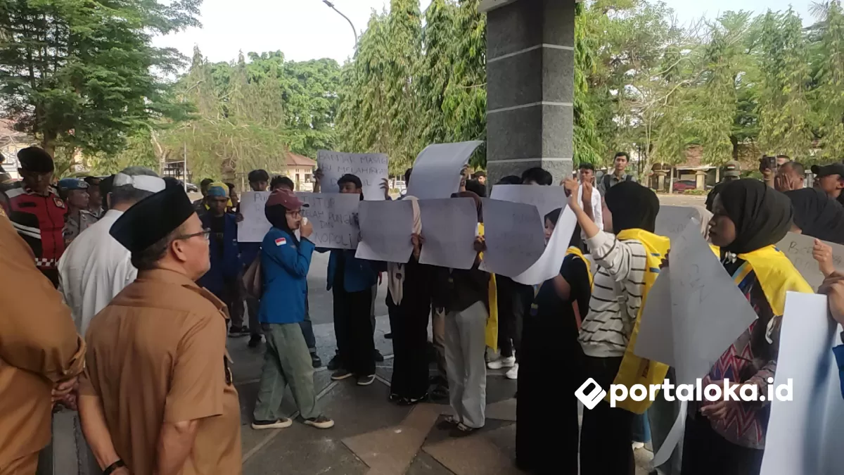 Aktivis mahasiswa PMII menggelar unjuk rasa di depan Kantor Wali Kota Banjar, Jawa Barat (Portaloka.id/Arman)