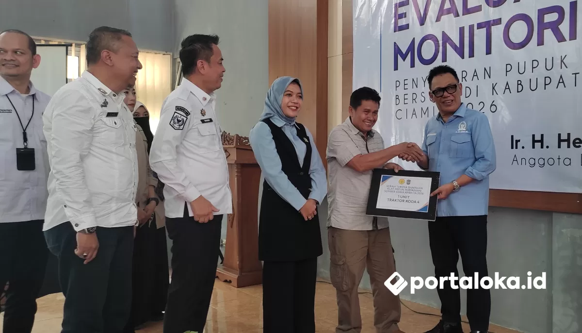 Anggota DPR RI Herry Dermawan berikan bantuan alat pertanian kepada perwakilan kelompok tani di Ciamis (Portaloka.id/Arman)