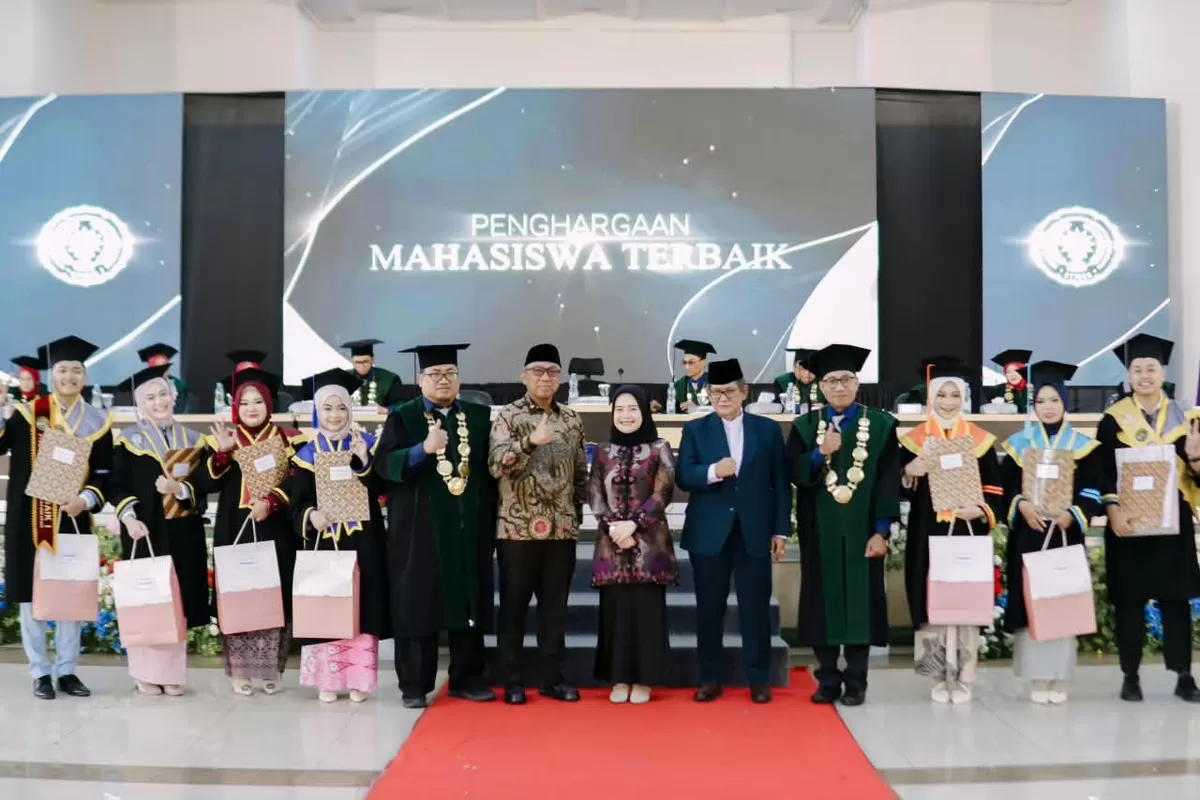 Sekda Ciamis, Andang Firman Triyadi berfoto bersama dalam prosesi wisuda STIKes Muhammadiyah Ciamis (Ist)