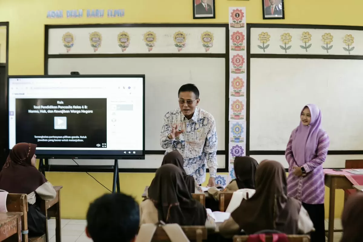 Bupati Ciamis Herdiat Sunarya menyapa para siswa SDN 2 Margaharja, Kecamatan Sukadana (Ist)