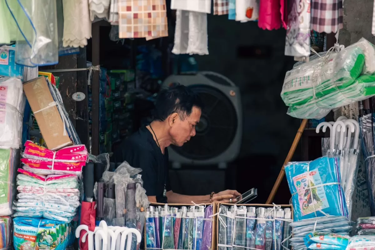 Kementerian UMKM memberlakukan potongan minimal 50 persen biaya layanan e-commerce bagi pelaku UMK yang memenuhi syarat  (pexel/@ryhgty))