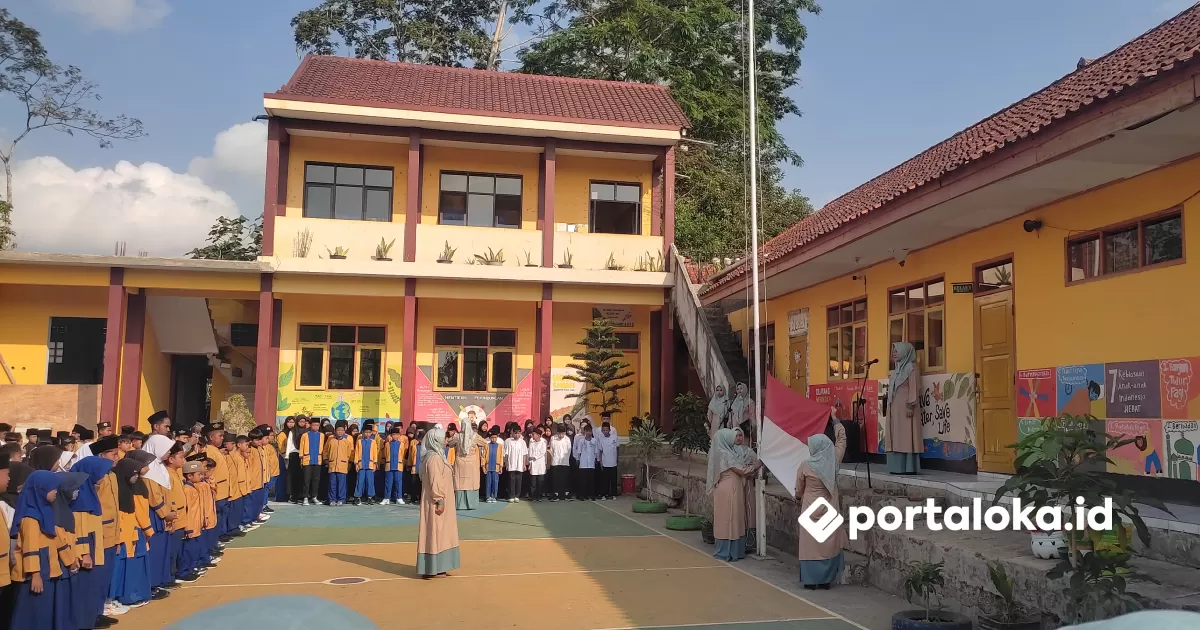 Upacara Hari Santri 2026 MI Bojongsari Maleber Ciamis (Portaloka.id/Arman)