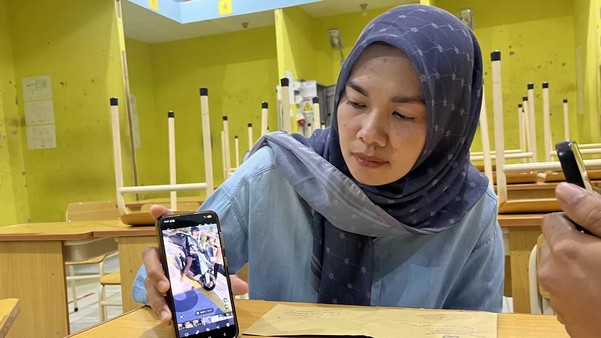 Lutviana Indriana mejelaskan kronologi keributan dengan pengemudi mobil di Jalan Empunala, Kota Mojokerto.  (Muhammad Lutfu Hermansyah)