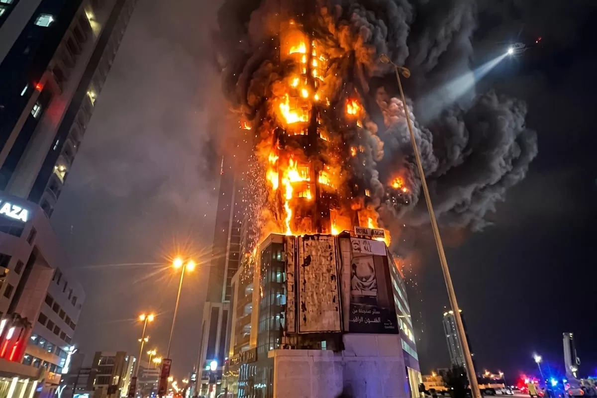 Serangan 137 rudal Iran hantam Bandara Dubai dan Burj Al Arab. KBRI imbau WNI waspada (Siaga III). Simak detail kerusakan dan dampak ekonominya di sini.