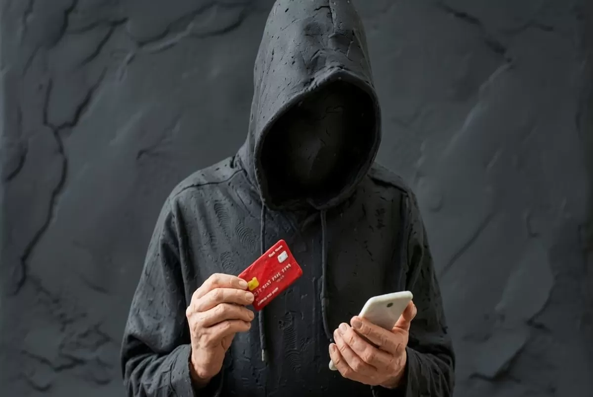 Waspada modus Clickfix jelang libur Lebaran. Penjahat siber menyamar jadi agen travel untuk curi data pribadi lewat captcha palsu. Jaga keamanan digital!