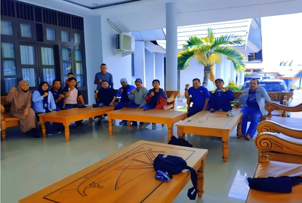Bupati Majene Andi Achmad Syukri tegaskan anggaran media di Kominfo bukan Pokir DPRD. Ia instruksikan kemitraan profesional tanpa diskriminasi wartawan.