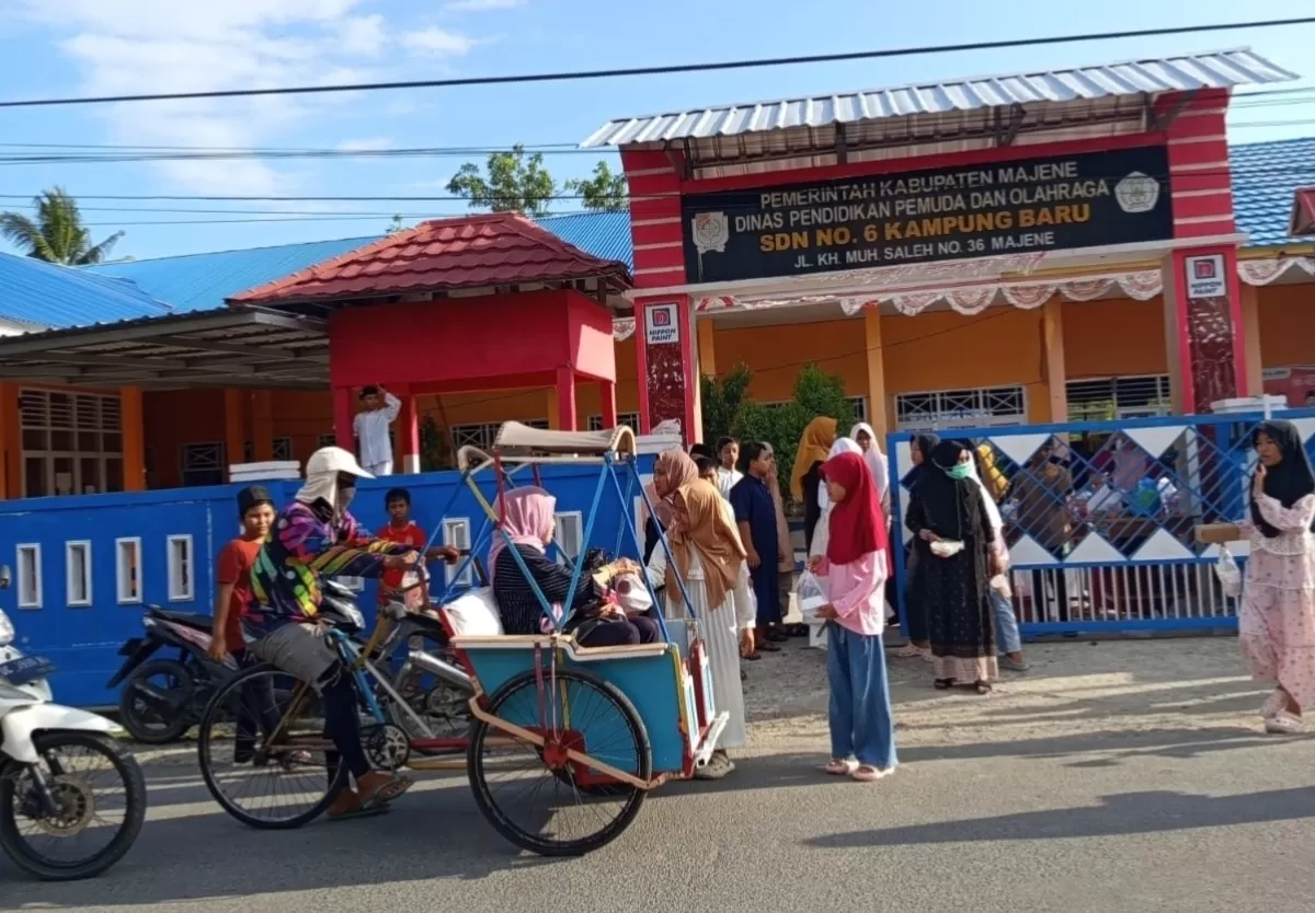 SD 6 Kampung Baru Majene tanamkan nilai berbagi lewat pembagian takjil sukarela dari guru & orang tua untuk siswa, panti asuhan, dan rumah Qur'an.