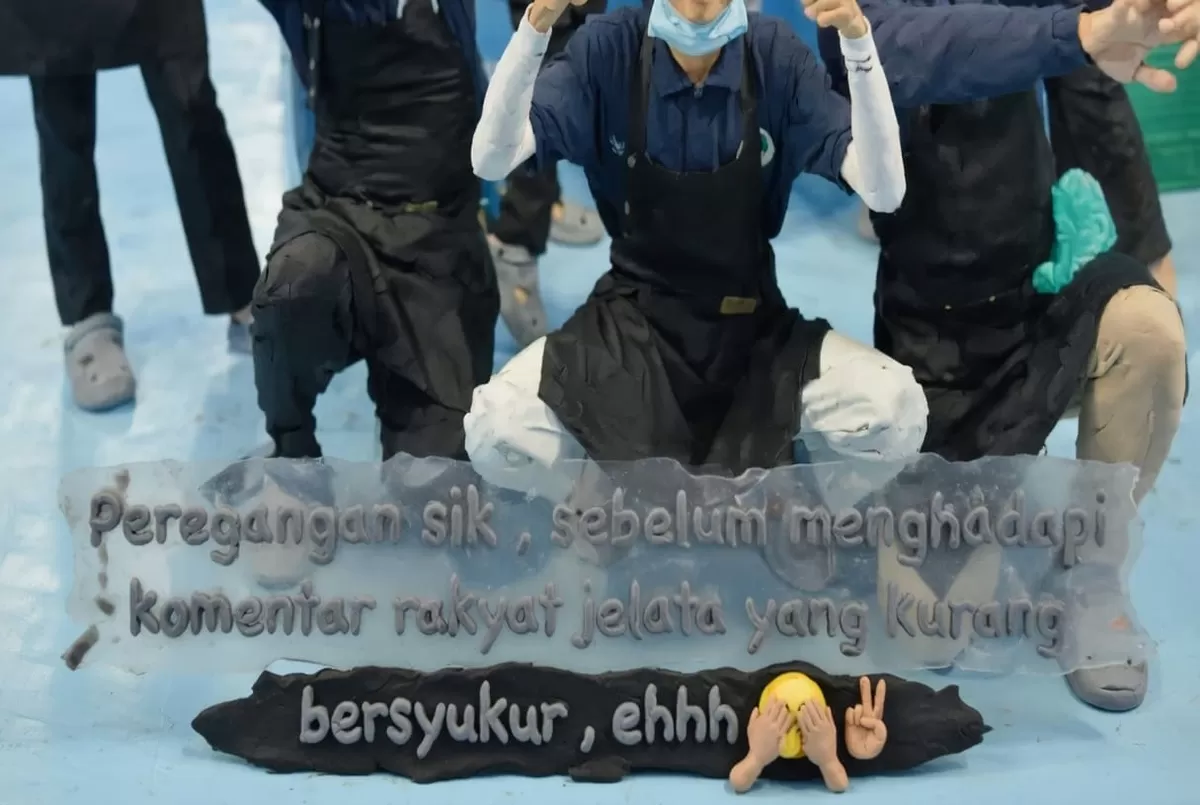 Nasib malang menimpa petugas SPPG Purbalingga. Usai sebut warga "rakyat jelata" di status WhatsApp, ia resmi diberhentikan. Simak kronologi lengkapnya.