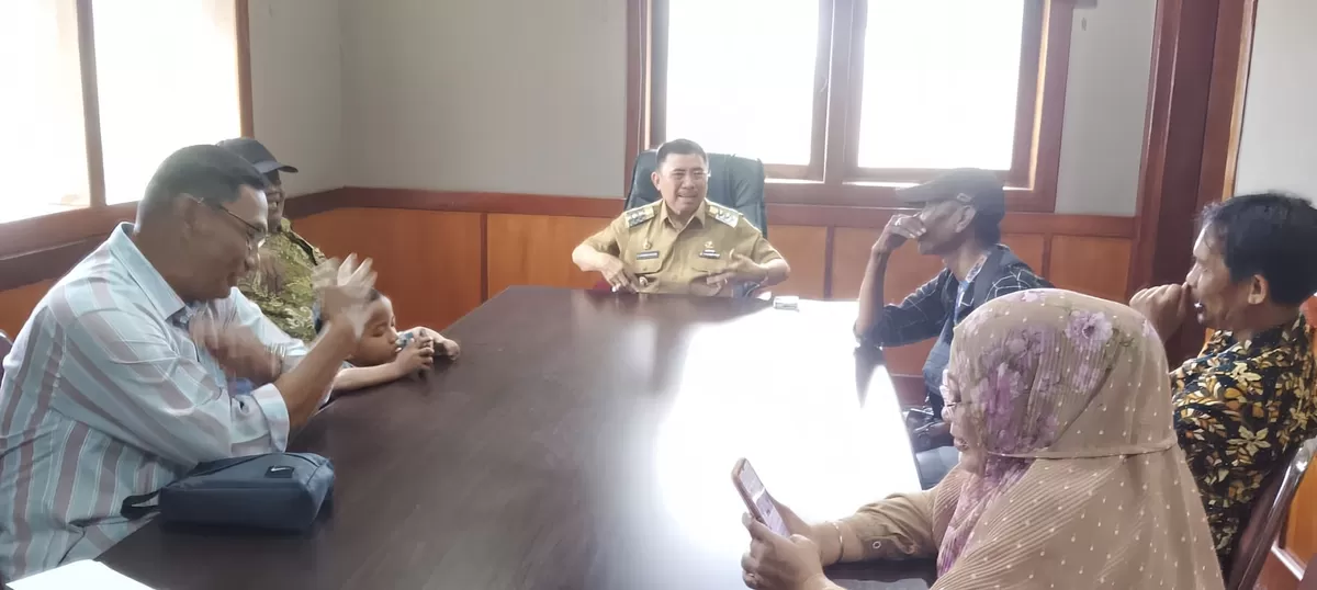 Bupati Majene tegaskan pelayanan publik harus menyentuh rakyat kecil. Bukan sekadar birokrasi, tapi soal empati, bantuan sosial, dan keadilan nyata.