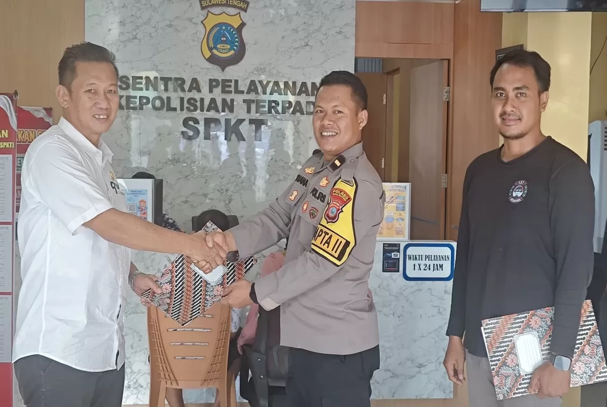 Anggota Panja DPRD Parimo laporkan ketua APDURIN ke polisi usai difitnah lewat grup WhatsApp terkait ekspor durian ke China.